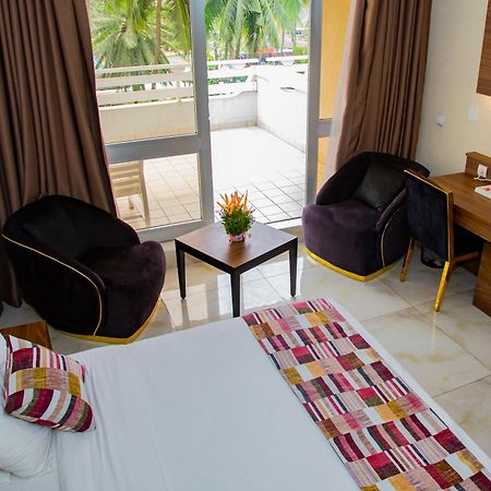 Hotel Sarakawa Lome Ngoại thất bức ảnh