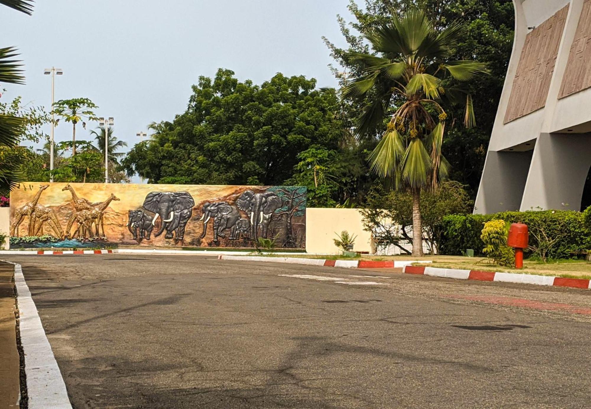 Hotel Sarakawa Lome Ngoại thất bức ảnh
