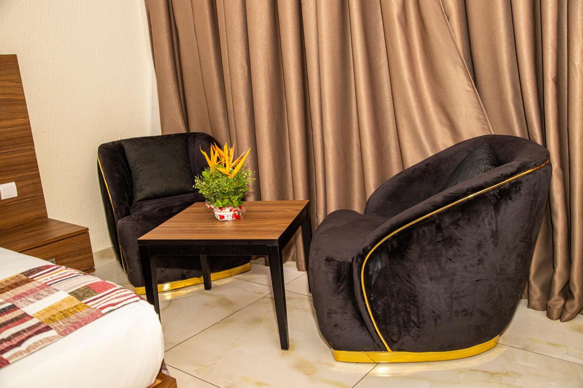 Hotel Sarakawa Lome Ngoại thất bức ảnh
