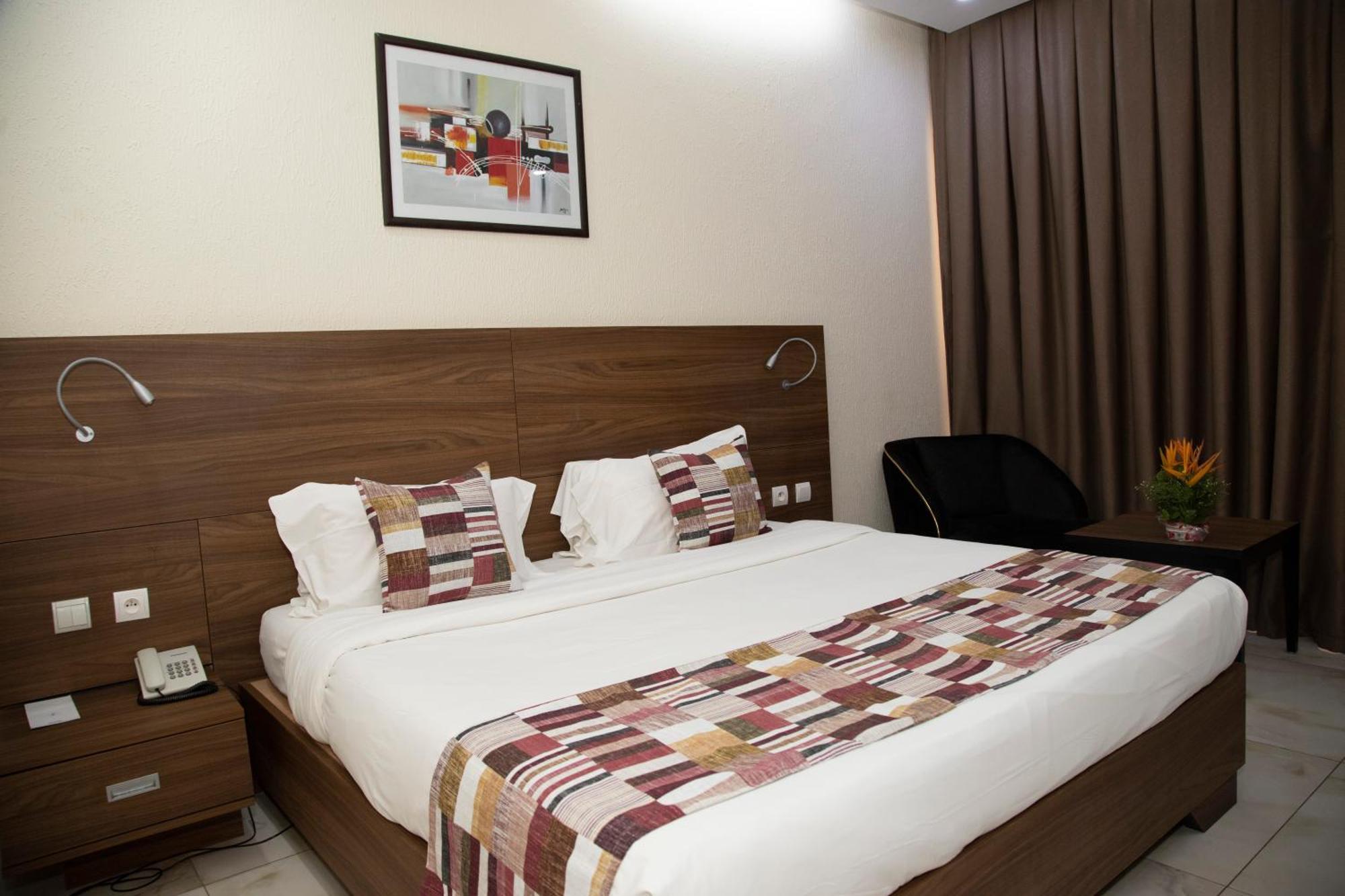 Hotel Sarakawa Lome Ngoại thất bức ảnh