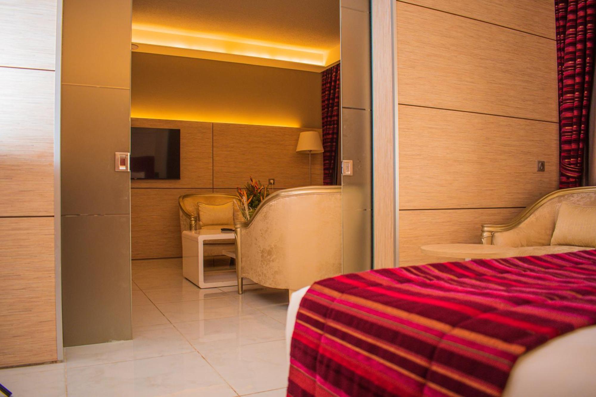 Hotel Sarakawa Lome Ngoại thất bức ảnh