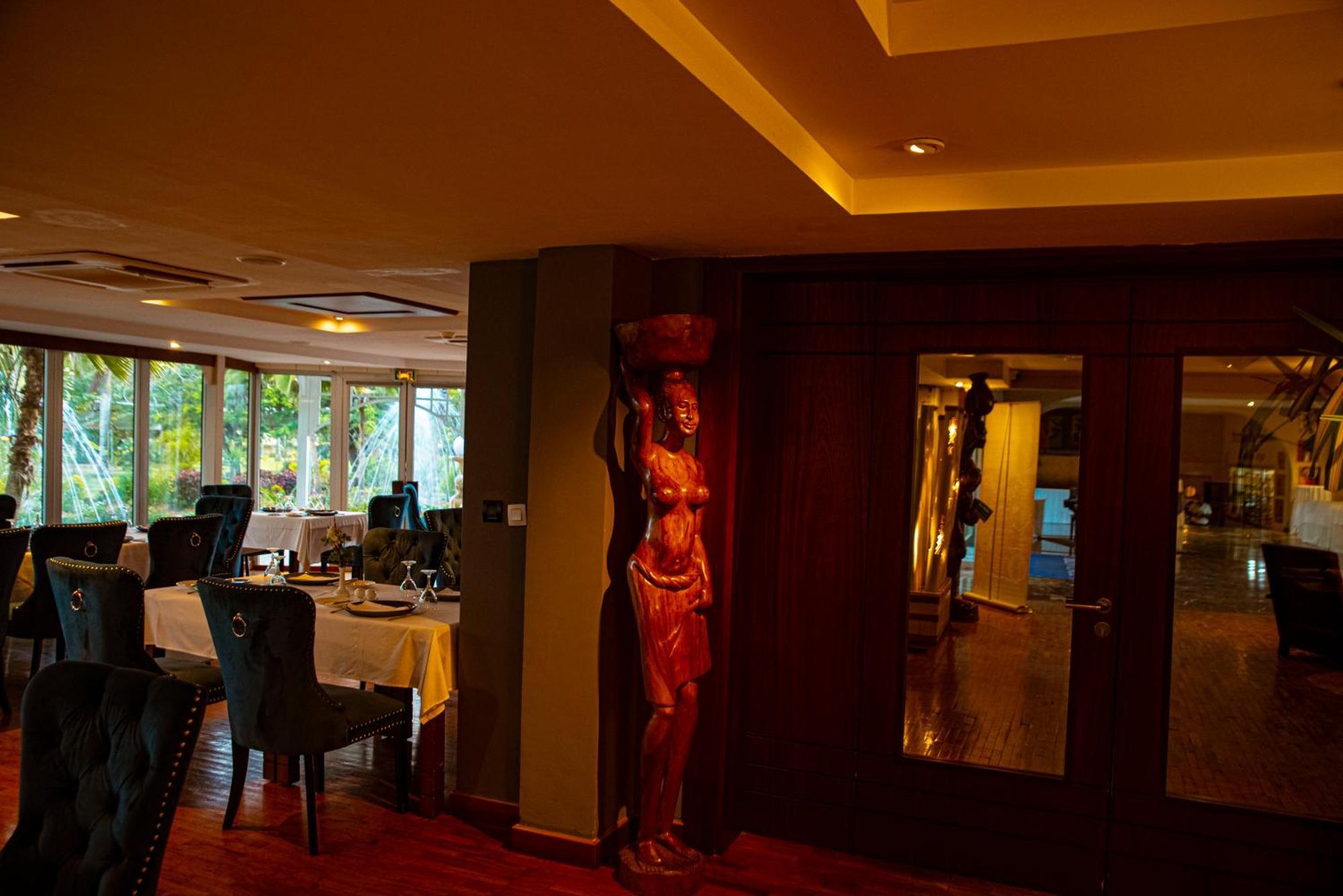 Hotel Sarakawa Lome Ngoại thất bức ảnh