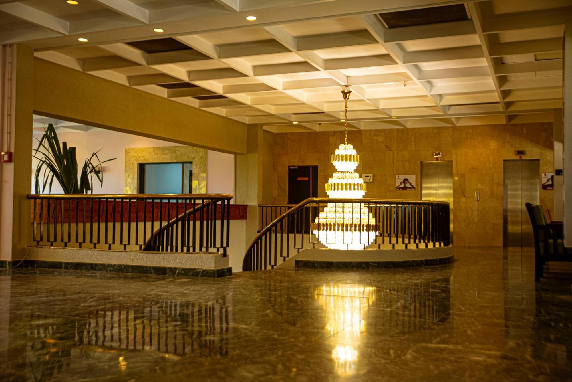 Hotel Sarakawa Lome Ngoại thất bức ảnh